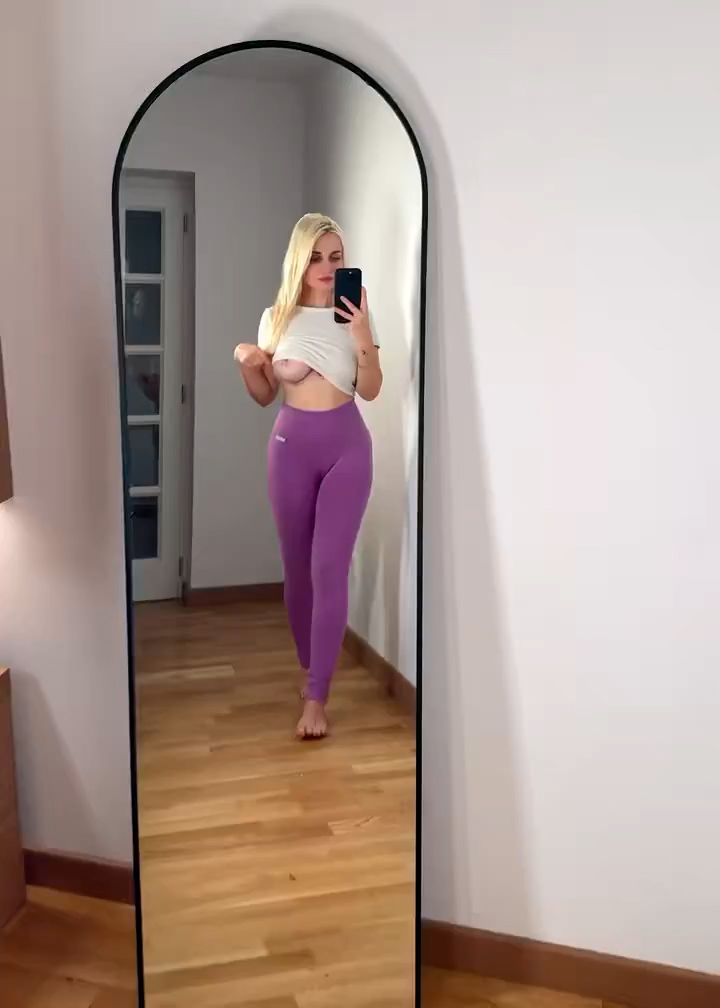 Bonnieparkerss Nude in Mirro so hot – Onlyfans video